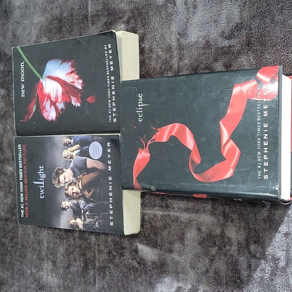 Twilight Saga Books by Stephanie Meyer!!! - Picture 1 of 9